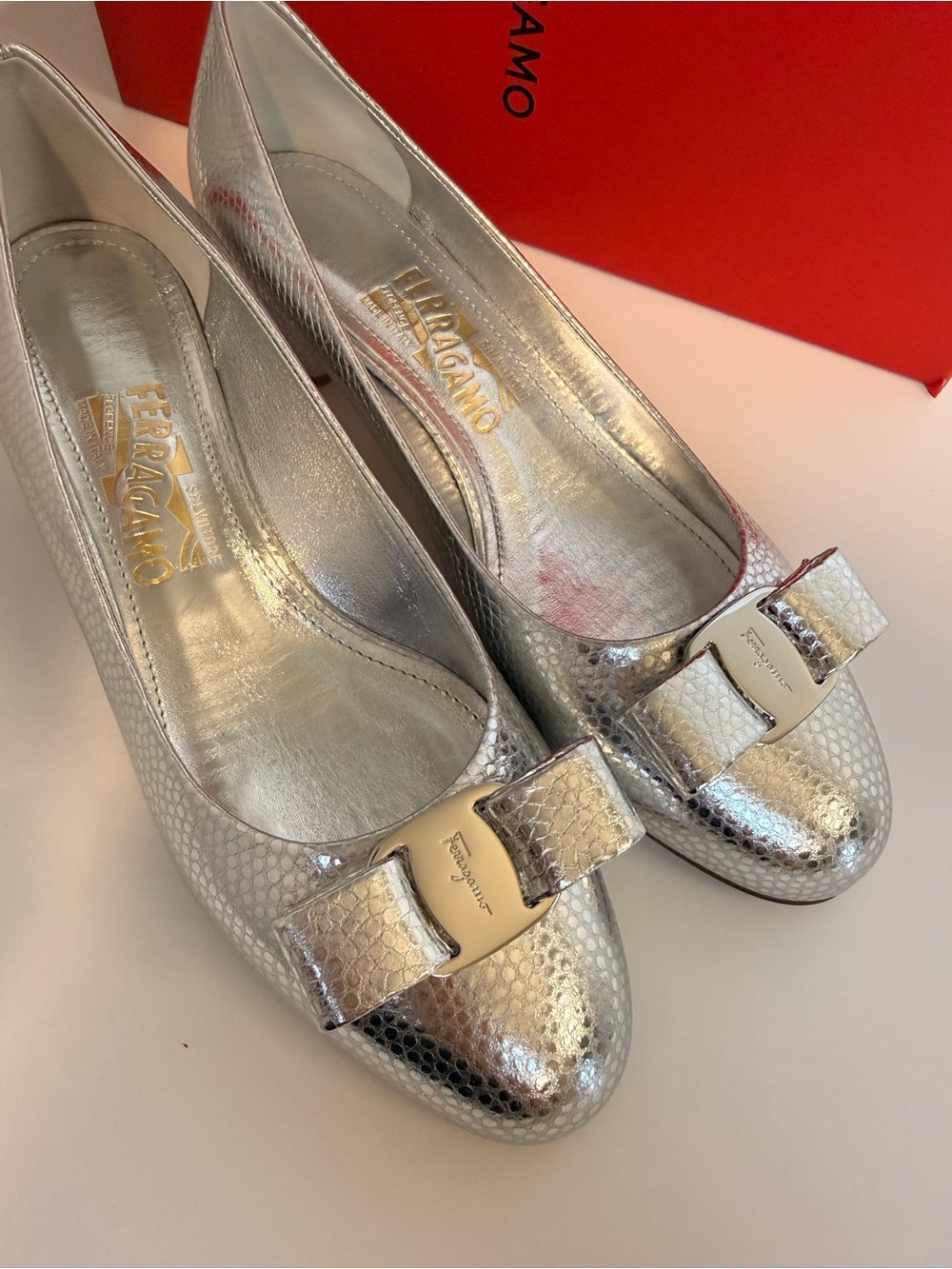 Ferragamo Vara Manta Bow Leather 30mm Pumps In Silver Size 8D - Picture 10 of 11